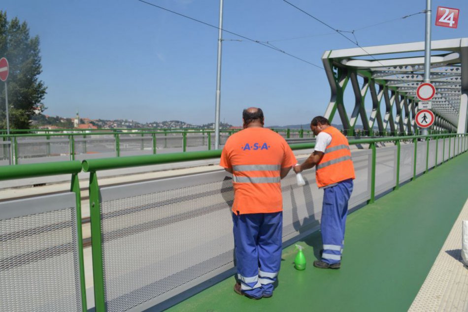 Hlavné mesto odstraňuje grafity z mostov