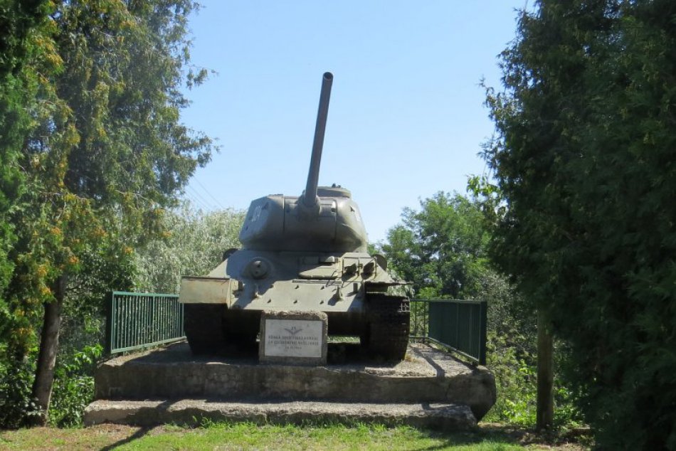 FOTO zo známej dediny okresu Michalovce. Naraziť v nej môžete aj na tank