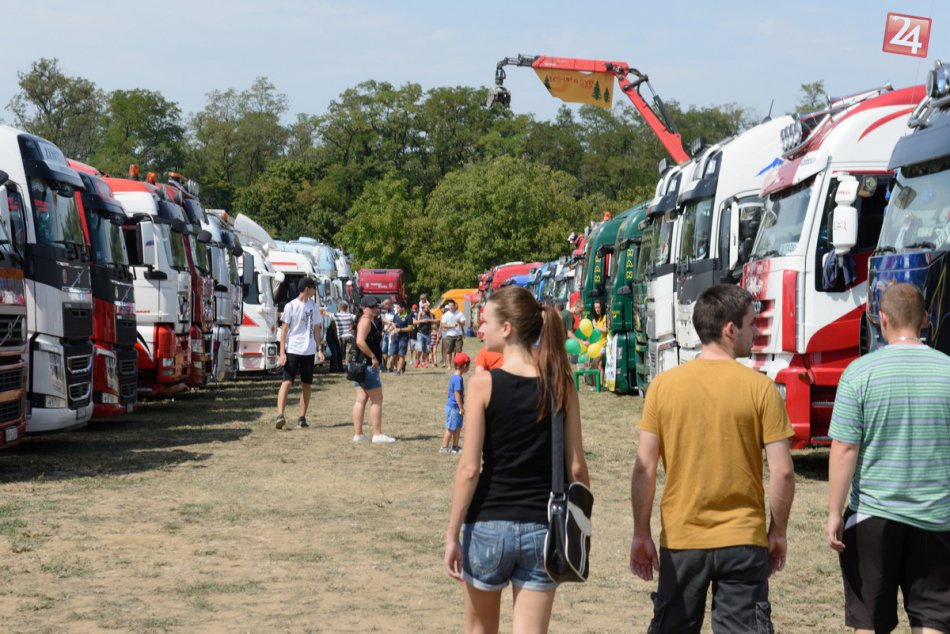 FOTO: Rekordná účasť na zraze kamiónov, pri Nitre sa stretlo viac ako 120 strojo