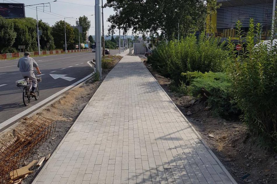 V OBRAZOCH: Pri bystrickej autobuske vznikol nový chodník