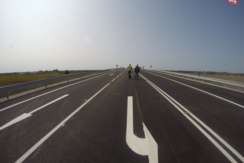 Od dnes funguje novo obnovený most ponad križovatku Blatné