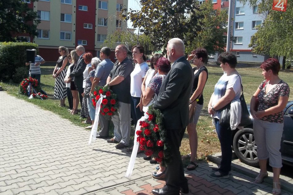 FOTO: Mesto si uctilo hrdinov, konal sa pietny akt kladenia vencov