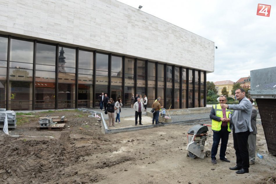 FOTO z rekonštrukcie okolia Divadla Jonáša Záborského v Prešove