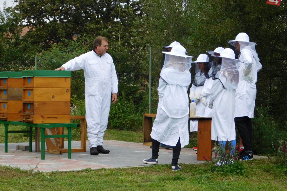 Boli sme pri tom: Takto novoveskí žiaci prvýkrát stáčali med na svojej škole
