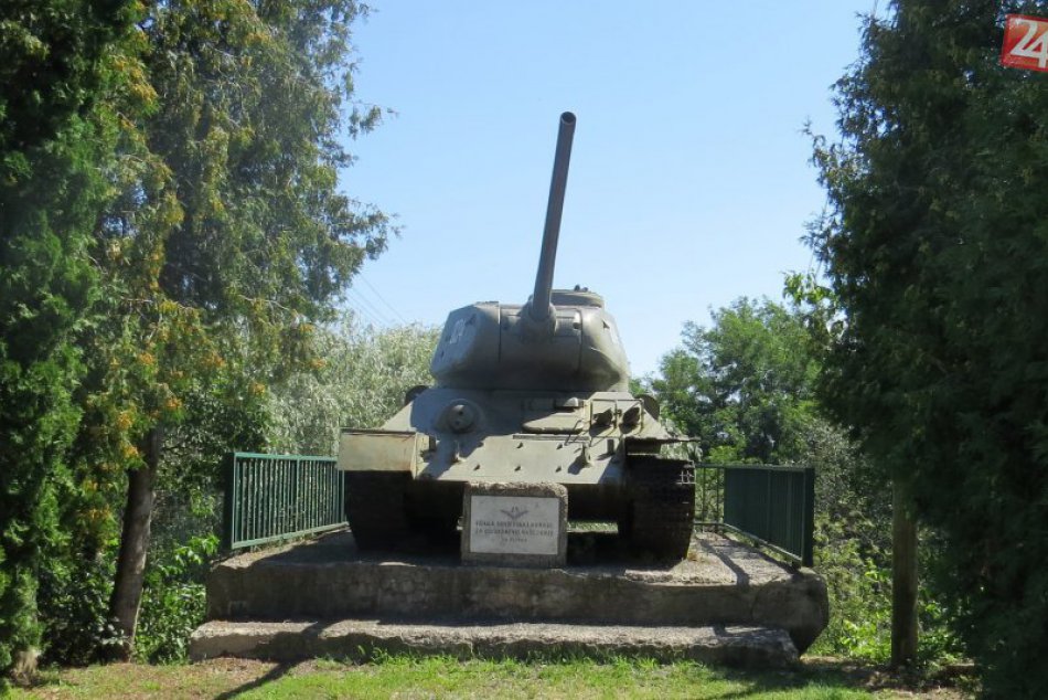 FOTO zo známej dediny ležiacej na Zemplíne. Naraziť v nej môžete aj na tank