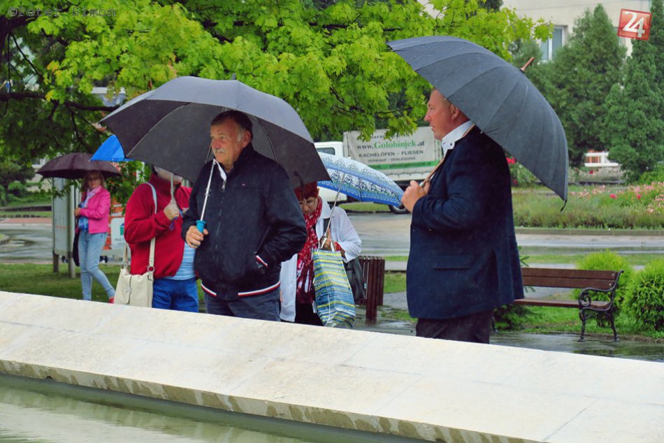 Obrazom: Slávnostné spustenie obnovenej fontány s baníckym orlojom