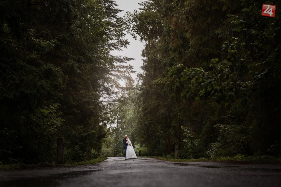 Svadobné snímky v neprívetivom počasí? Fotodôkazy zo Spiša, že aj to ide