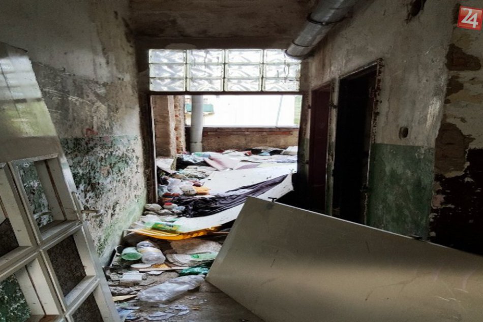 Otrasné zábery: Takto vyzerá squatterská bytovka na Predmestskej pred zbúraním! 