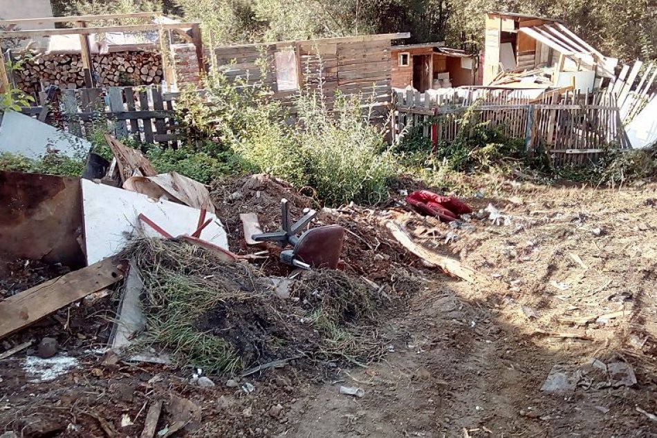 V OBRAZOCH: Čierna skládka na Cementárenskej ceste