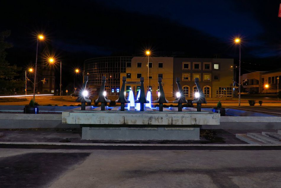 Obrazom: Fontána vo večerných hodinách