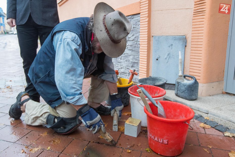 V OBRAZOCH: V Bystrici pribudli 15. a 16. kameň pred domami obetí nacistov
