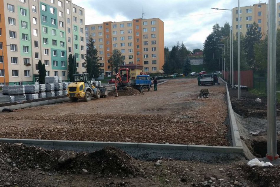 OBJEKTÍVOM: Na sídlisku Mier sa už pracuje na novom parkovisku