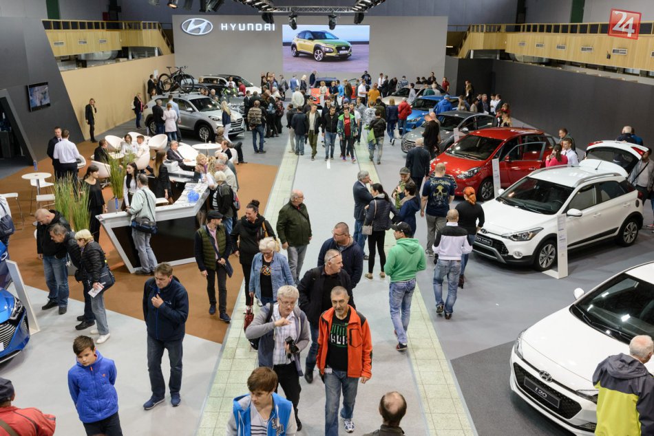 FOTO: Nadšenci motorizmu sa schádzajú pod Zoborom, odštartoval nitriansky autosa