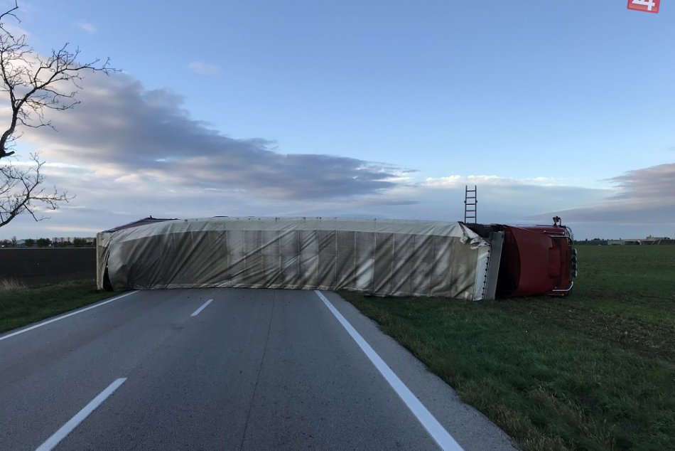Prvé ZÁBERY z miesta: V Trnavskom okrese došlo k prevráteniu kamiónu!