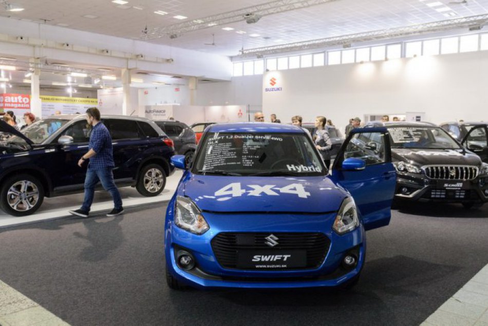 FOTO: Nitriansky autosalón prezrentuje novinky i historické veterány