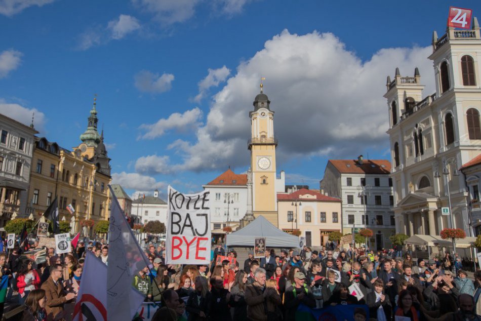 FOTO: Protifašistický pochod v Banskej Bystrici, do ulíc vyšli stovky ľudí