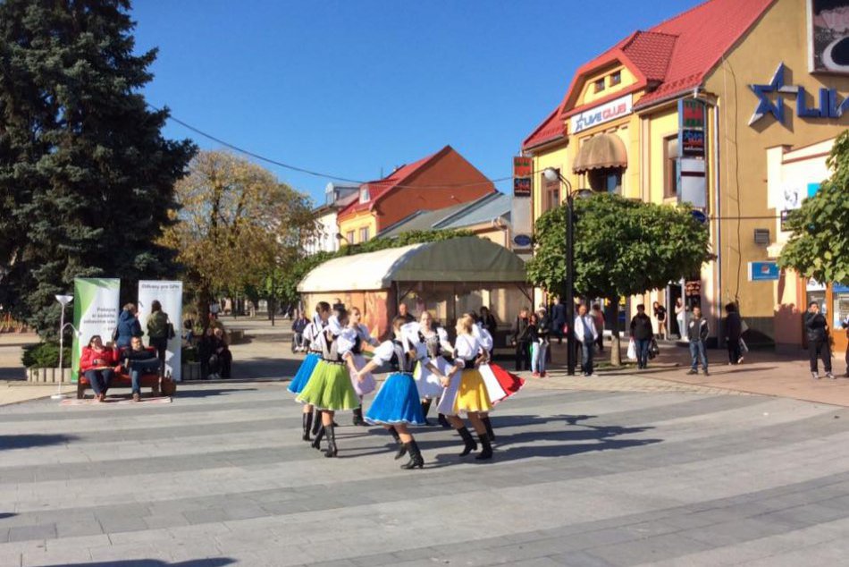 To sa len tak nevidí: Gymnázium donieslo na námestie diván a rozprúdilo zábavu