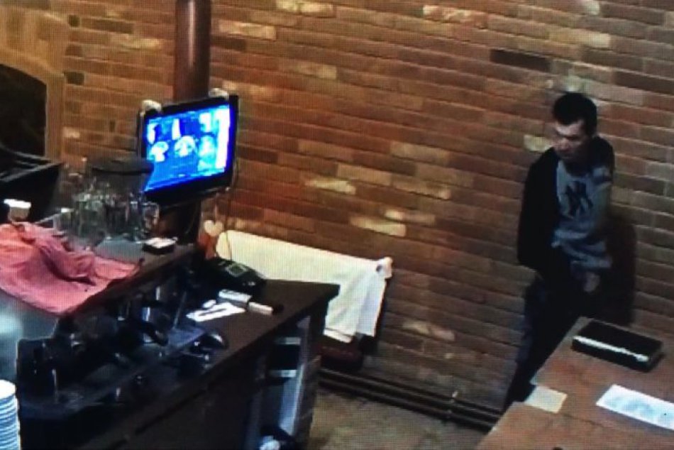 FOTO: Krádež v trnavskej prevádzke. Podozrivého zachytili na záberoch. 