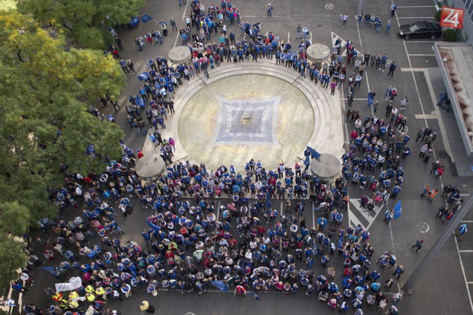 Stovky ľudí pochodovali za skorší odchod do dôchodku