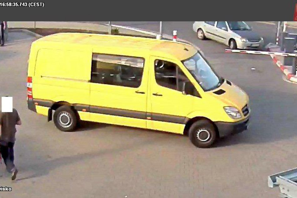 V OBRAZOCH: Polícia pátra po podozrivom vozidle z nehody v Bystrici