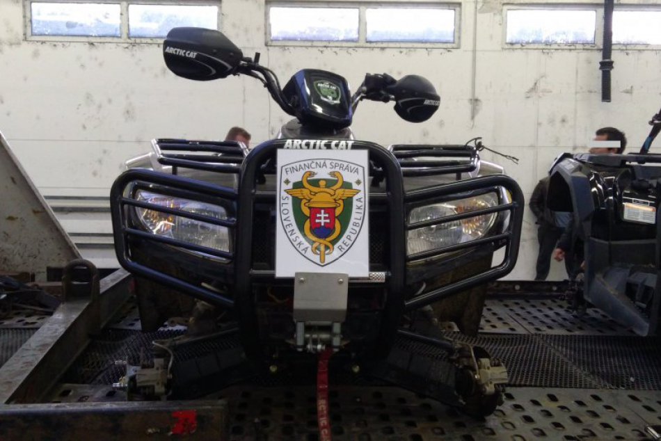 FOTO: Trnavskí colníci zaistili skenovaním kradnuté štvorkolky