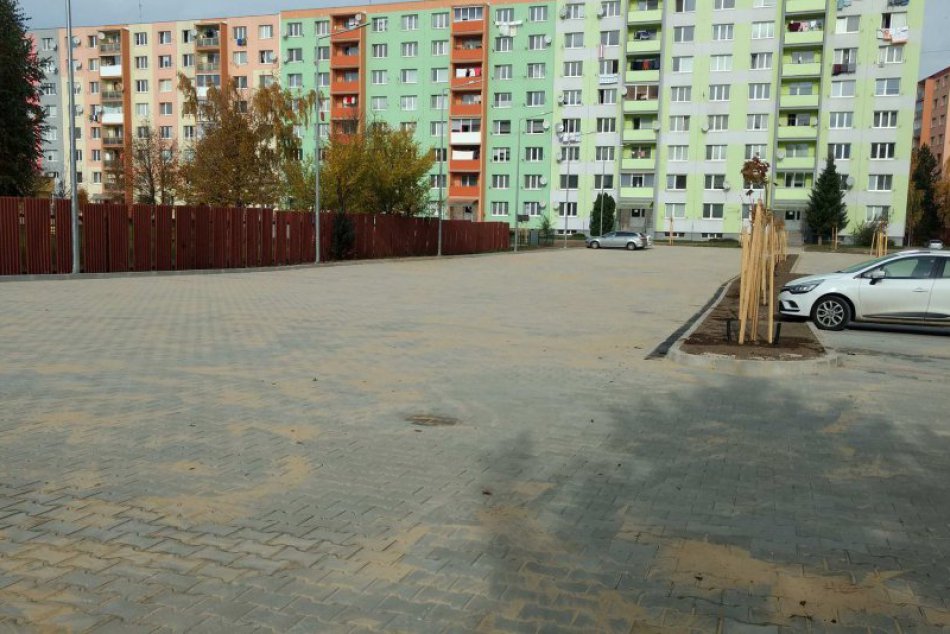 OBRAZOM z miesta: Na sídlisku Mier slávnostne otvorili nové parkovisko