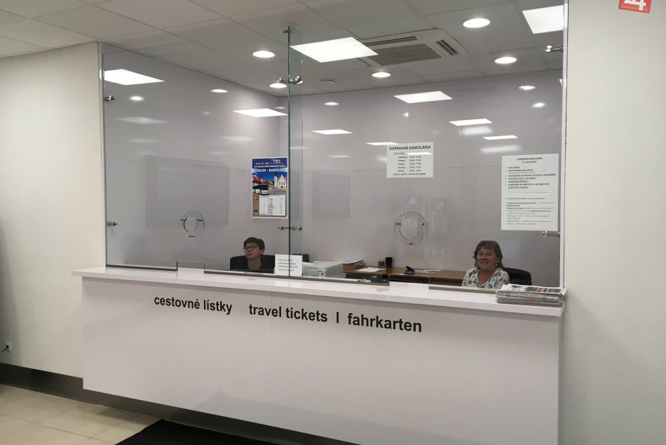 V OBRAZOCH: Na bystrickej autobuske otvorili Dopravnú kanceláriu