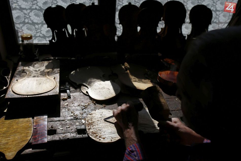 Ján vyrába husle s láskou bez použitia moderných strojov