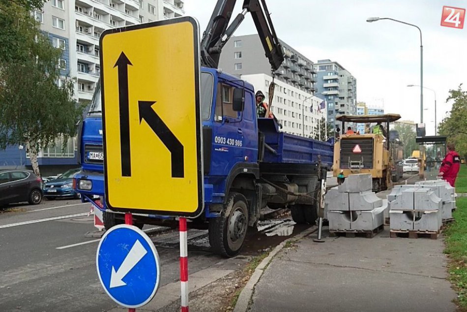 Zaparkované autá na zastávke