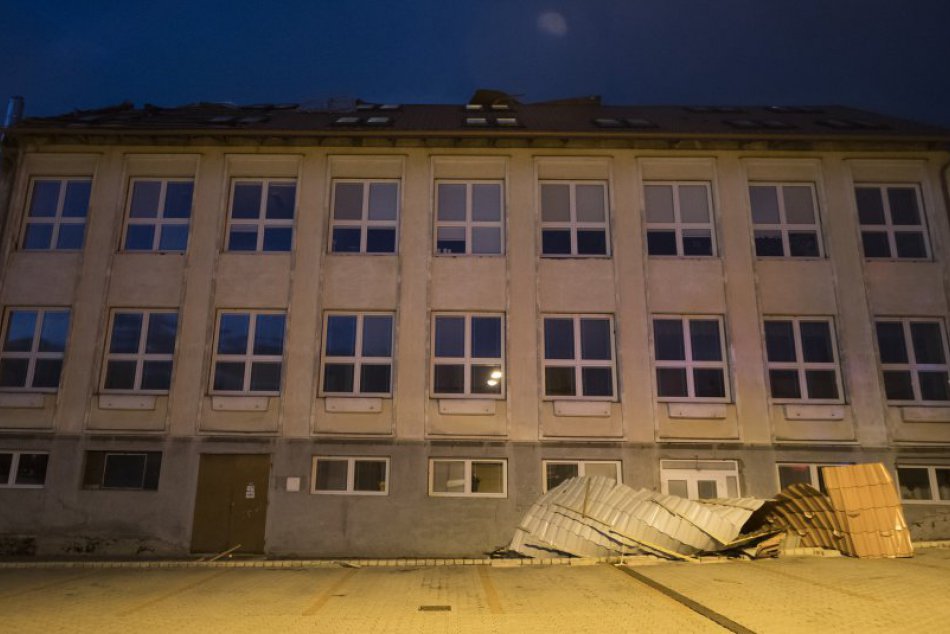 Vietor strhol časť strechy v Lamači