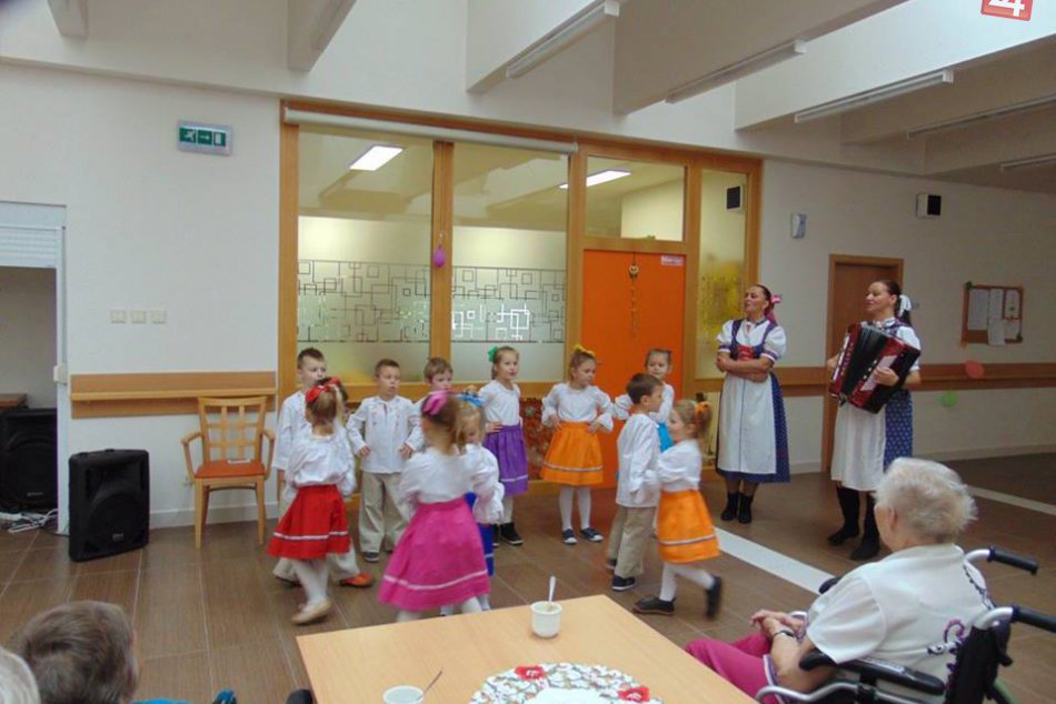 Obrazom: Spoločné chvíle škôlkarov a seniorov