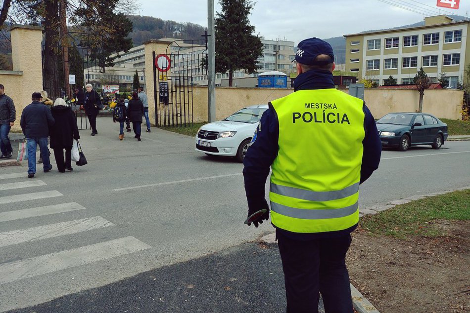 Obrazom: Sviatočná atmosféra na cintoríne v Rožňave