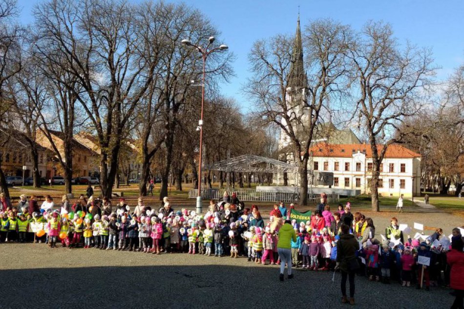 FOTOREPORTÁŽ: Na námestí oslavovalo množstvo najmenších Novovešťanov