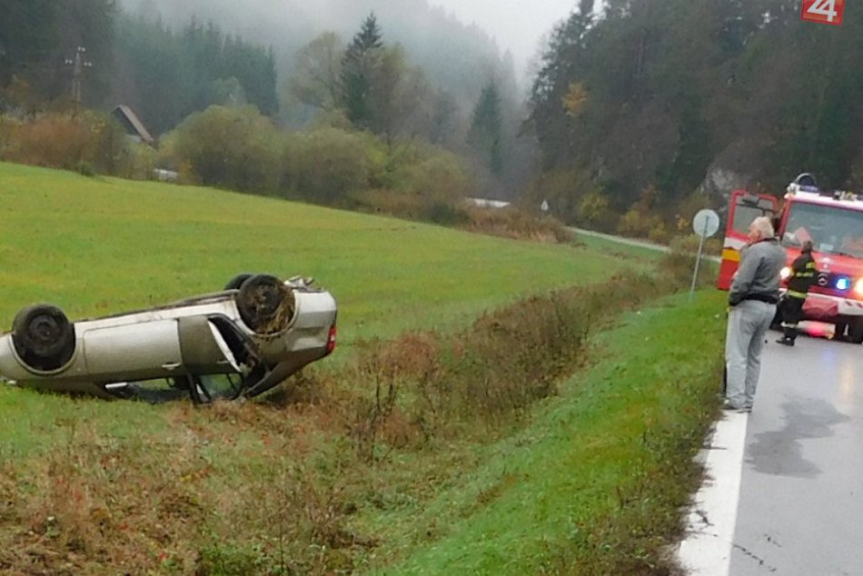 Nehoda neďaleko Považskej: Žena (19) skončila s autom na streche