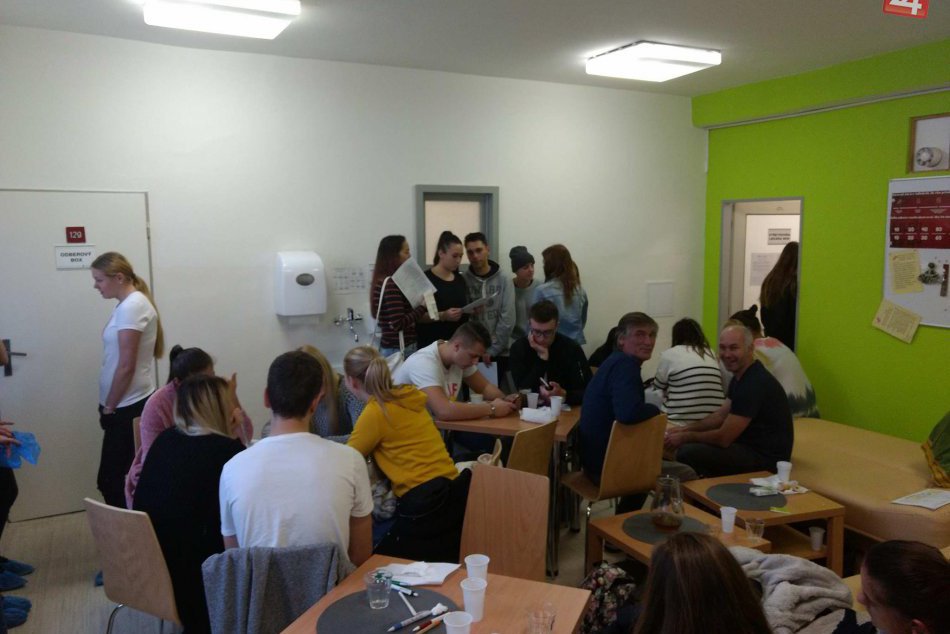FOTO: Žiaci hotelovky si zaslúžia palec hore. Krásny skutok v novoveskom špitáli