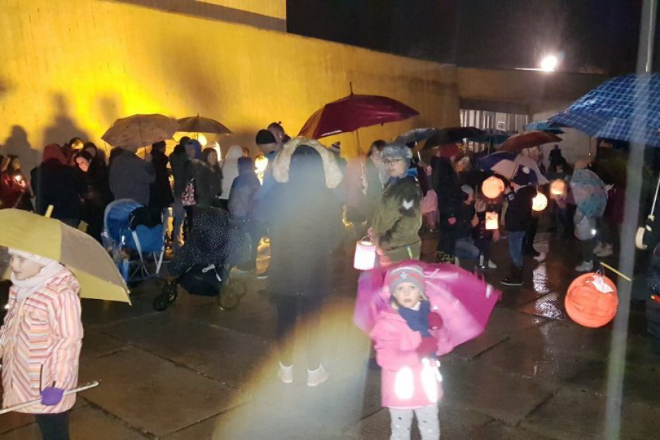 V OBRAZOCH: Ulice nočnej Bystrice rozžiarili svietiace lampióny