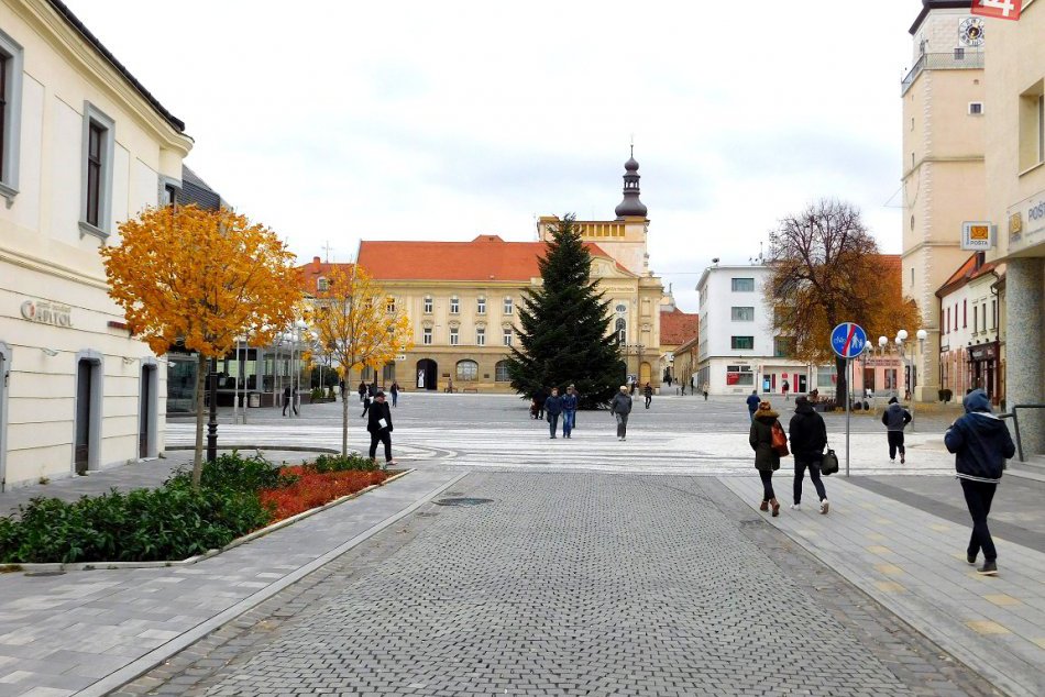 FOTO: Vychutnajte si tohtoročný vianočný stromček v našom meste