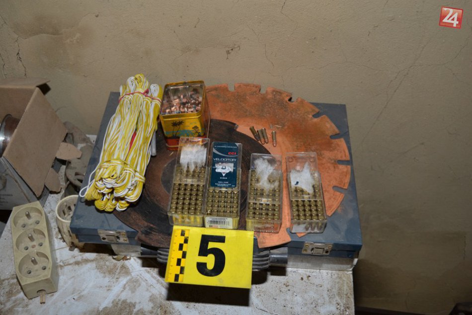 Policajné FOTKY: Muži zákona v dedine pri Humennom zaistili zbrane aj strelivo!