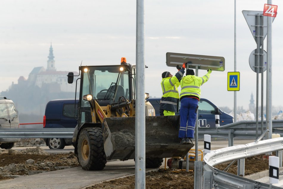 FOTO: Privádzač z rýchlostnej cesty R1 do Priemyselného parku v Nitre znovu otvo