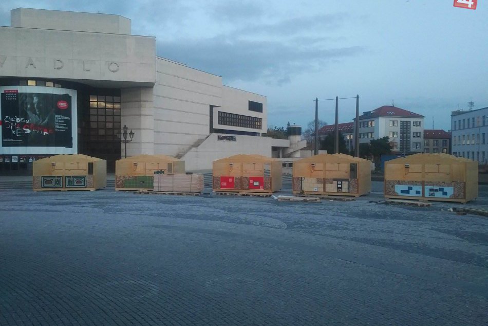 FOTO: Na námestí v Nitre už rastie vianočné mestečko, čoskoro otvorí svoje brány
