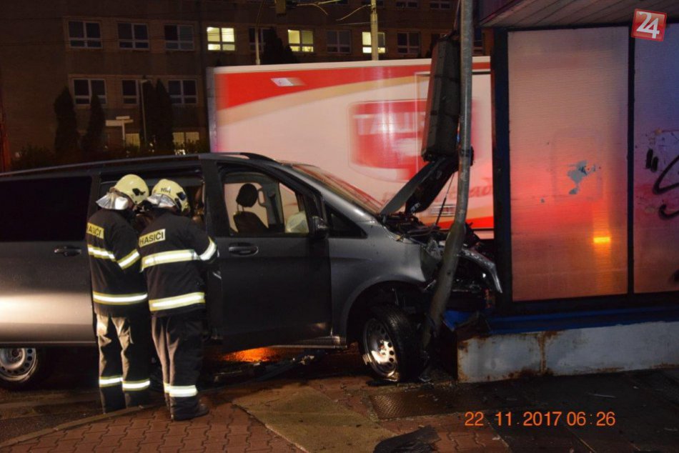 V OBRAZOCH: Hrozivé zábery z miesta nehody na bystrickej križovatke