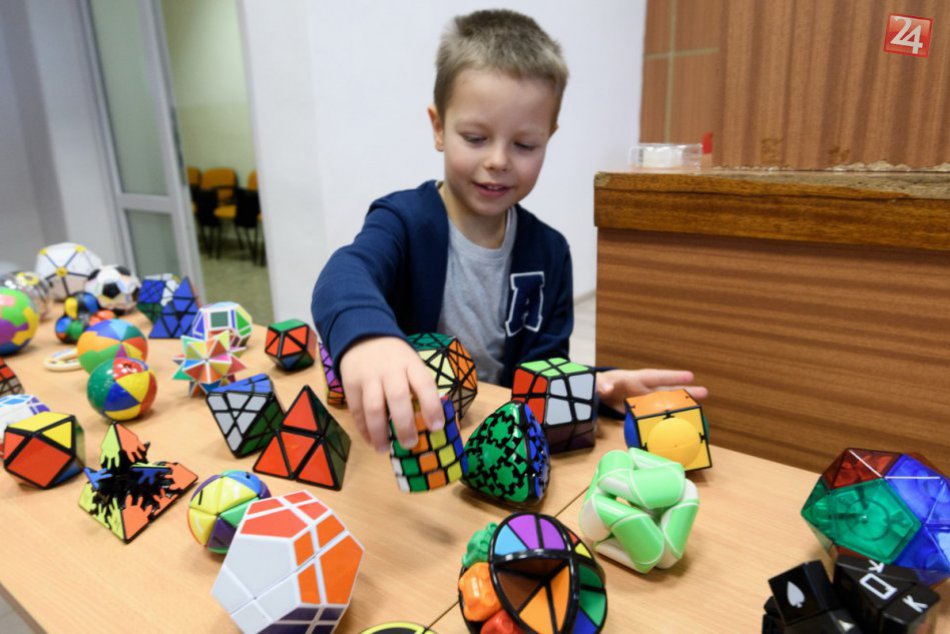FOTO: Lukáš sa so svojou zbierkou Rubikových kociek dostal až do knihy rekordov!
