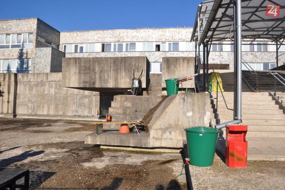 V OBRAZOCH: Tajovského kontrabetonáž spravila nádvorie gymnázia zelenším