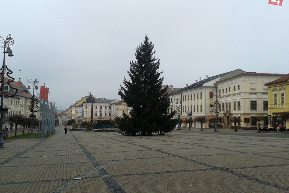 V OBRAZOCH: Je vysoký a nádherný. Vianočný stromček na bystrickom námestí