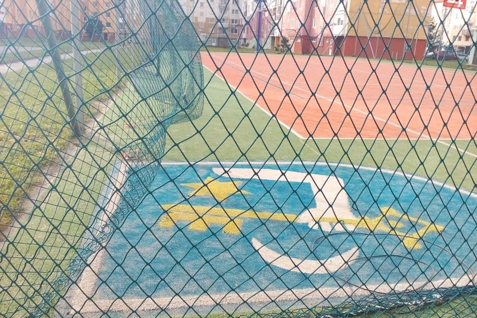 FOTO: V takomto stave sa nachádza oplotenie ihriska na Sídlisku pod Sokolejom!