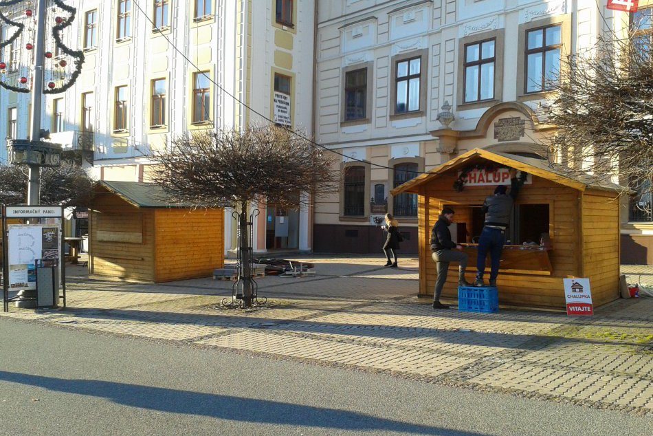 V OBRAZOCH: Na bystrickom námestí už stoja stánky. Vianočné trhy predo dvermi