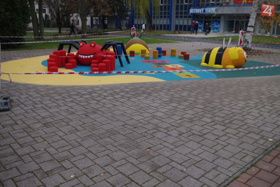 FOTO: Novinka na Námestí slobody. Vyrástlo tam moderné ihrisko pre deti