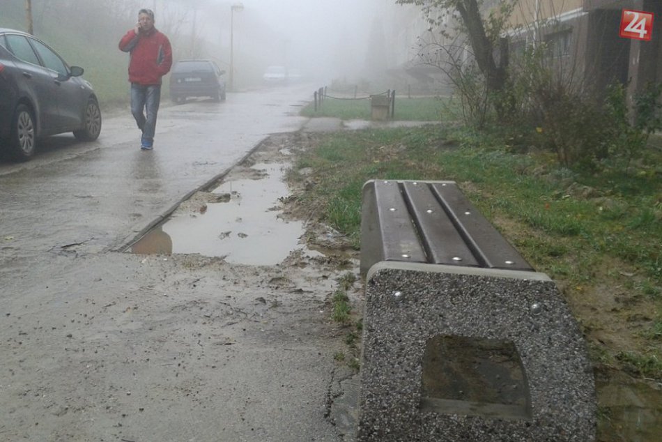 Zlý stav Bernolákovej ulice v Považskej: Novým lavičkám teda vybrali miesto...