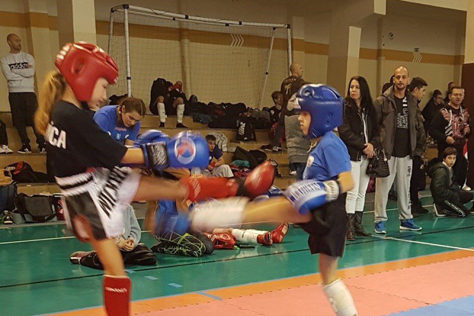 V OBRAZOCH: Medailové hody revúckych kickboxerov