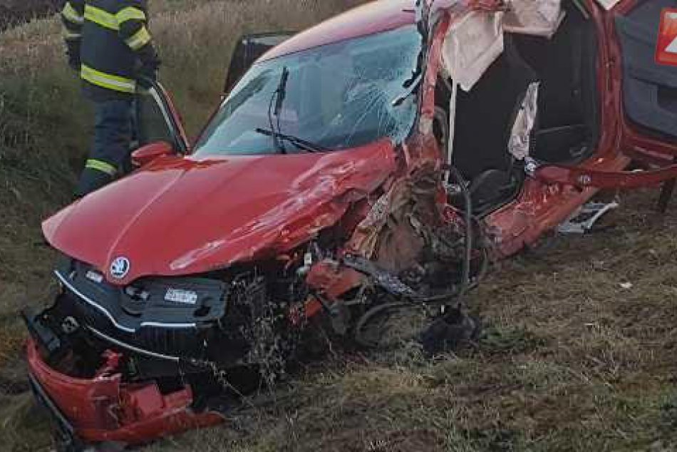 V OBRAZOCH: Tragická zrážka kamióna s osobným autom neďaleko Revúcej